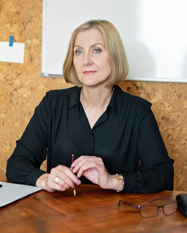 Retrato de Núria Verger Bassols, socia directora del despacho, en la sala de reuniones