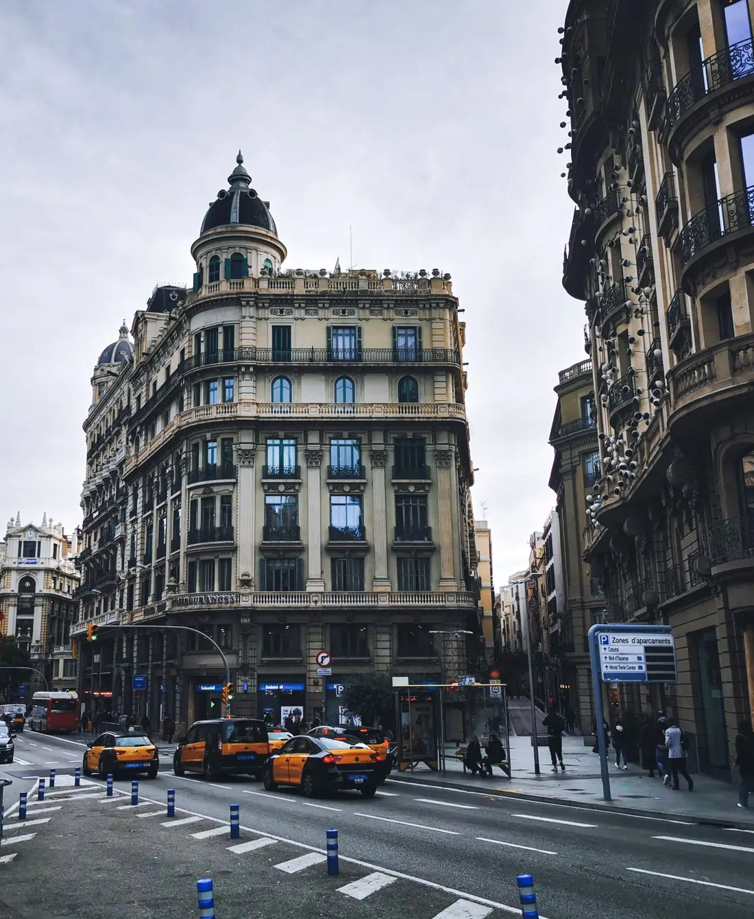 Cruce de calles del Eixample de Barcelona con las fachadas de esquina achaflanada características del barrio